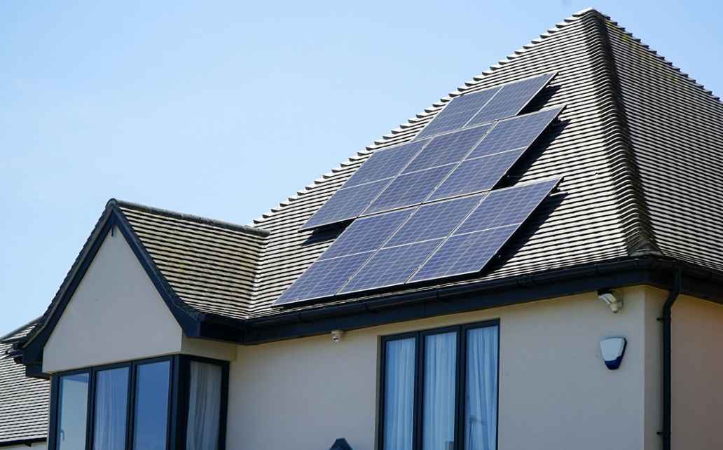 Solarpanele auf einem Einfamilienhaus